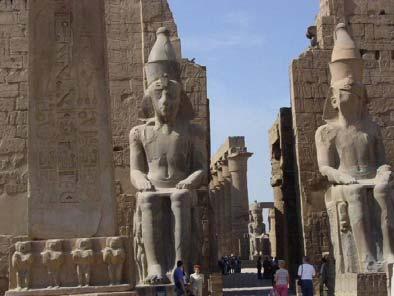 El templo de Ramses II tiene una asombrosa Fachada con cuatro estatuas del faraón de más de 20 m de altura.
