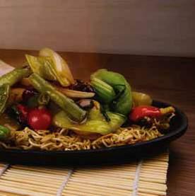 000 Vegetariano al wok Tradicional plato cantonés con vegetales salteados al wok, ideal para alguien que quiera algo saludable y ligero.