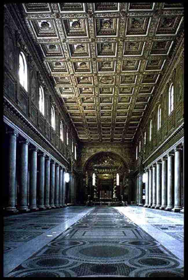 Arquitectura Cuando a finales del siglo IV (313, Edicto de Milán) se autoriza el culto cristiano se emprende la construcción de las primeras iglesias, ya de dimensiones considerables.