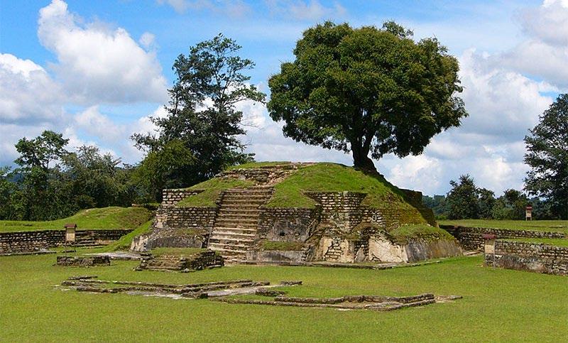 tradiciones e incluso lengua. Realizamos una parada en el recinto arqueológico de Iximche, última capital maya del reino Cakchiquel y primera de los conquistadores españoles en 1.524.