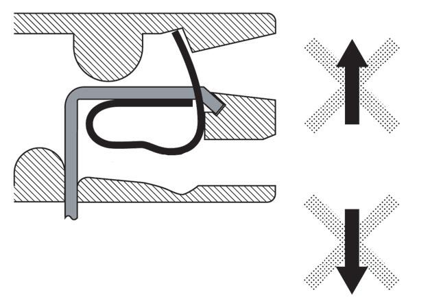 El muelle de la sujeción se puede deformar si efectúa este movimiento con el destornillador.