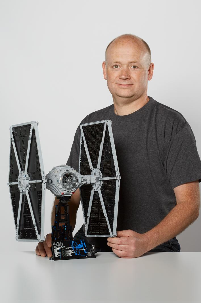 Conoce al diseñador del modelo Olav Krøigaard P: Desde cuándo perteneces al equipo de diseño de LEGO Star Wars? R: Empecé en septiembre de 1987, en el equipo de LEGO Technic.