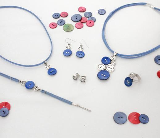 Colección BOTONES azul Realizadas en plata y botones de nácar. Incluye cordones.
