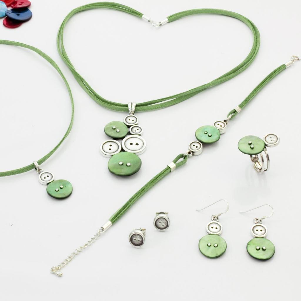 Colección BOTONES verde Realizadas en plata y botones de nácar. Incluye cordones.