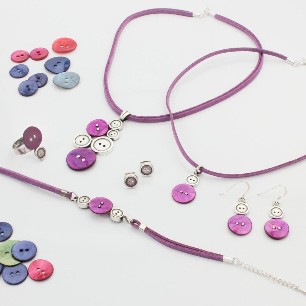 Colección BOTONES violetas Realizadas en plata y botones de nácar. Incluye cordones.