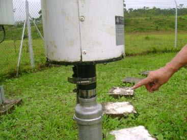 Foto: Filtración en la parte inferior del Pluviometro Foto: Embudo del colector de agua taponado Inspección de la estación meteorológica