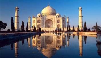 Llegada a Agra y tarde dedicada a visitar el Taj Mahal, una de las siete Maravillas del Mundo, construido por el emperador Shah Jahan en honor de su difunta mujer. Noche en el hotel.