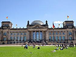 Viaje a Berlín Laura y sus padres viajan a Berlín este fin de semana y uno de los lugares que visitarán será el edificio del Parlamento