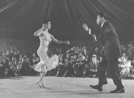 Tito decía algo que aprendió de su tradición latina. Decía que una música sin baile nunca sería popular. Pronto, mucha gente comenzó a ir a clases de mambo.