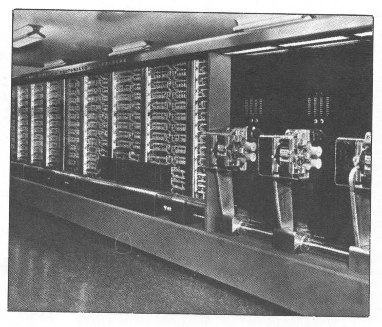Eckert y Mauchly MARK I Computador de propósito general con programa cableado (Cálculo de fuegos de artillería en la II Guerra Mundial) 1945: