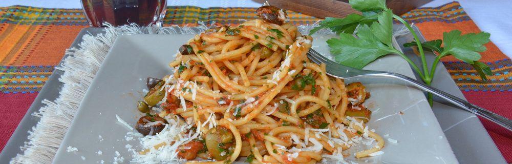Spaghetti a la puttanesca (receta de la región de la Campania) 3 no Ingredientes para 4 personas: aproximadamente 400 gr de spaguetti, 300 gr de tomates en conserva enteros o cortados a cubo, aceite