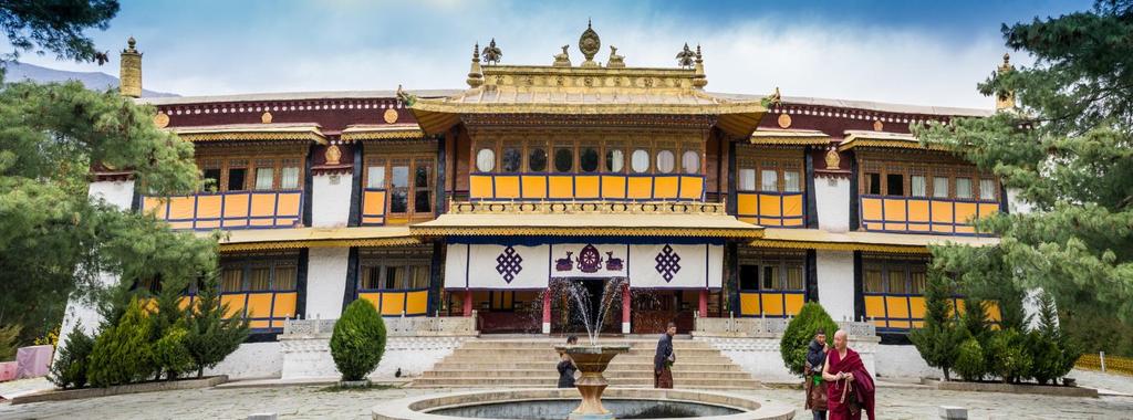 A pocos minutos del Palacio Potala, en la Plaza Barkhor, se encuentra el Monasterio de Jokhang, también Patrimonio de la Humanidad por la UNESCO y otro importante centro espiritual del Tíbet.