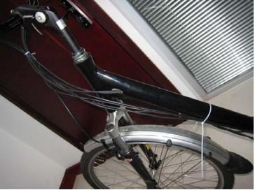 Fijación del cableado Es recommendable fijar los cables a la estructura de la bicicleta, con la ayuda de bridas de plástico, o mediante cualquier otro medoto que mejor convenga.