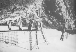 construcción que han aparecido sucesivamente en los puentes, se utilizaron primero en puentes metálicos y luego en los de hormigón.