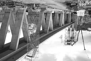 Puente 1 El Puente 1 está formado por un arco sobre el río Nervión de 63 metros de luz, que se prolonga en la margen derecha con un viaducto de acceso de 5 vanos de 22+3x24,50+24 metros de luz, y en