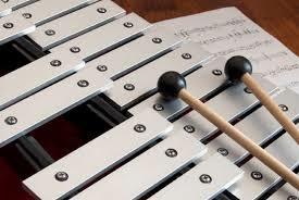 El xilófono se toca golpeando las láminas con palos, macillos o baquetas, como si fuese un tambor. Por eso es un instrumento de percusión.