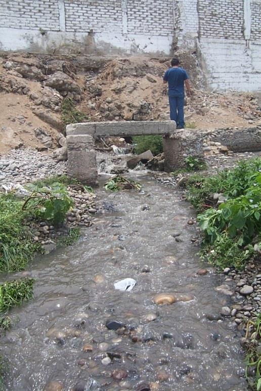 que en épocas de lluvias fuertes en la sierra (Noviembre Abril), este canal se rebalsa y el flujo ingresa a través del buzón 414 arrastrando arena.