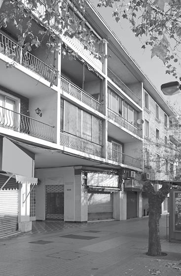 Edificio Providencia - Pedro de Valdivia Ubicado en Avenida Providencia 2019 Providencia, Santiago. Construido en 1946. 36 Esta obra enseña dos situaciones de interés: 1.