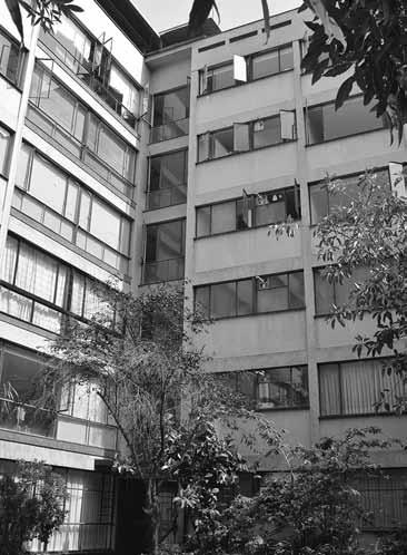 Edificio Hernando de Aguirre esquina Lota Ubicado en Avenida Hernando de Aguirre 485-505 esquina Lota Providencia, Santiago. Construido en 1952.