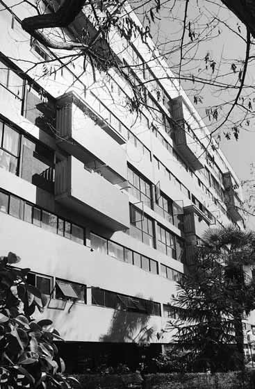 Edificio Luis Thayer Ojeda 43 Ubicado en Avenida Luis Thayer Ojeda 043 Providencia, Santiago. Construido en 1964.
