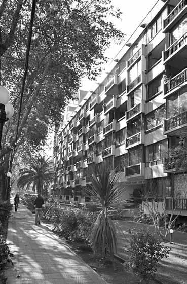 Edificio Parque Lyon Ubicado en Avenida Ricardo Lyon 660 / Avenida Carlos Antúnez 2250. Providencia, Santiago. Construido en 1972.