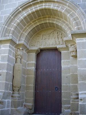 En el muro norte está la puerta principal con dos arquivoltas