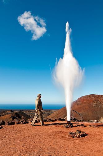 *Curiosidad: En el parque nacional de Timanfaya en Lanzarote (islas canarias) de han detectado yacimientos de éste tipo con temperaturas de hasta 485º a tan solo tres metros de profundidad.