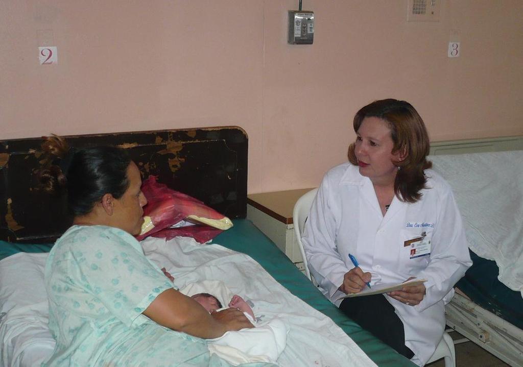 Alumna de la Maestria en Salud Publica 2009-2011 realizando entrevista a usuaria de puerperio fisiologico Hospital Bertha Calderon Roque Cuestionario