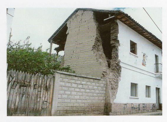 Falla vertical en la intersección de dos paredes de adobe, de Pujilí Ecuador,