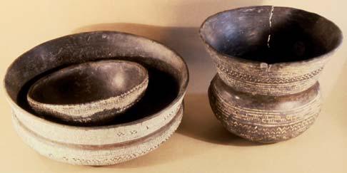 Lám. IV. Trío cerámico (vaso, cuenco y cazuela) característico del Campaniforme Ciempozuelos procedente del yacimiento epónimo. Lám. V.