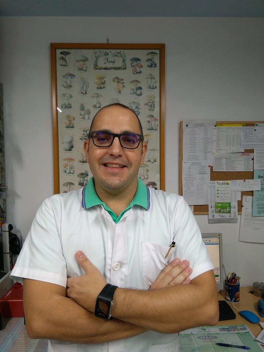 Javier Martínez - Secretario Licenciado en Farmacia /Universidad de Granada 1997-2002. Especialista Universitario en Homeopatía por la Universidad de Murcia, curso CEDH 2006-2008.
