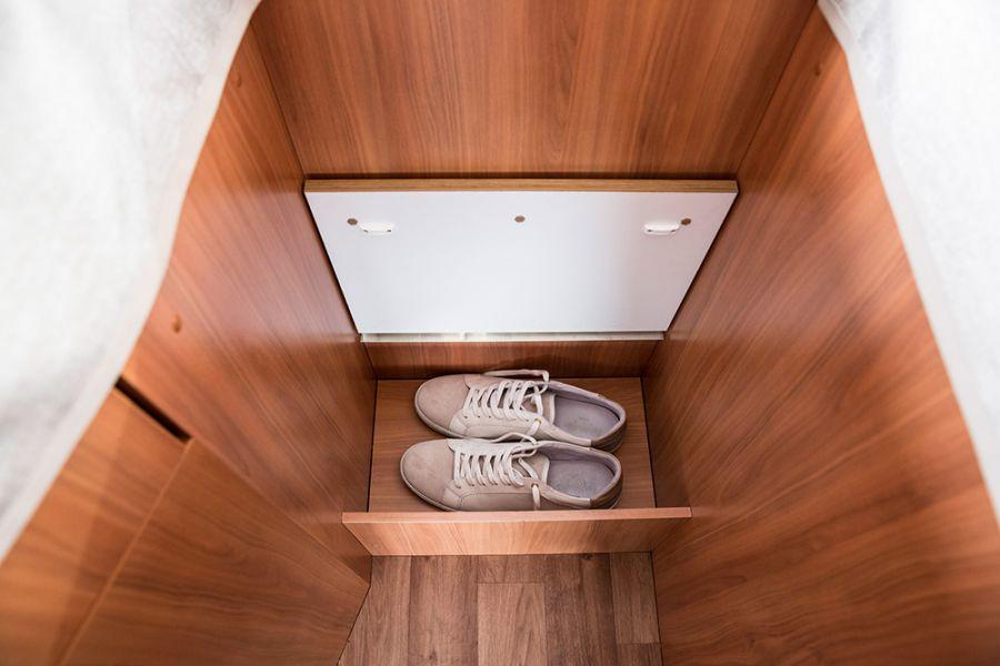 Doble uso La escalerilla estable y segura que permite acceder a la cama trasera del HYMER Van S 520 ofrece un espacio adicional en el que guardar, por ejemplo, zapatos u objetos similares.