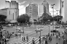 03. Las fotografías abajo representan un importante monumento de Belo Horizonte, la Praça Sete.