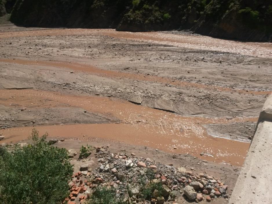 El lecho del río estaba constituido por grava gruesa, se tomó muestra de sedimento de la margen derecha a 0 y 1 m aproximadamente. Foto 1.