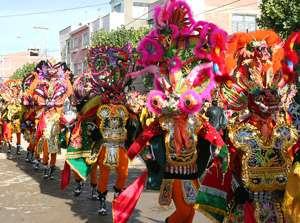 El Carnaval de Oruro Es una celebración religiosa y es mayor que 2000 anos Es un festival por los personas de Urú y las ceremonias derivan de los Andes.