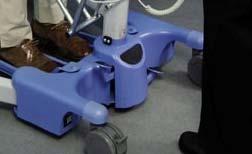 Apertura de patas con el pie Las patas pueden abrirse para permitir el acceso a sillas de ruedas o sillones o