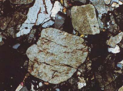 1) Potásicos Son más comunes en general que las plagioclasas en las rocas sedimentarias. Tenemos dos tipos fundamentalmente 2.1.1) Ortosa Son muy similares al cuarzo pero se