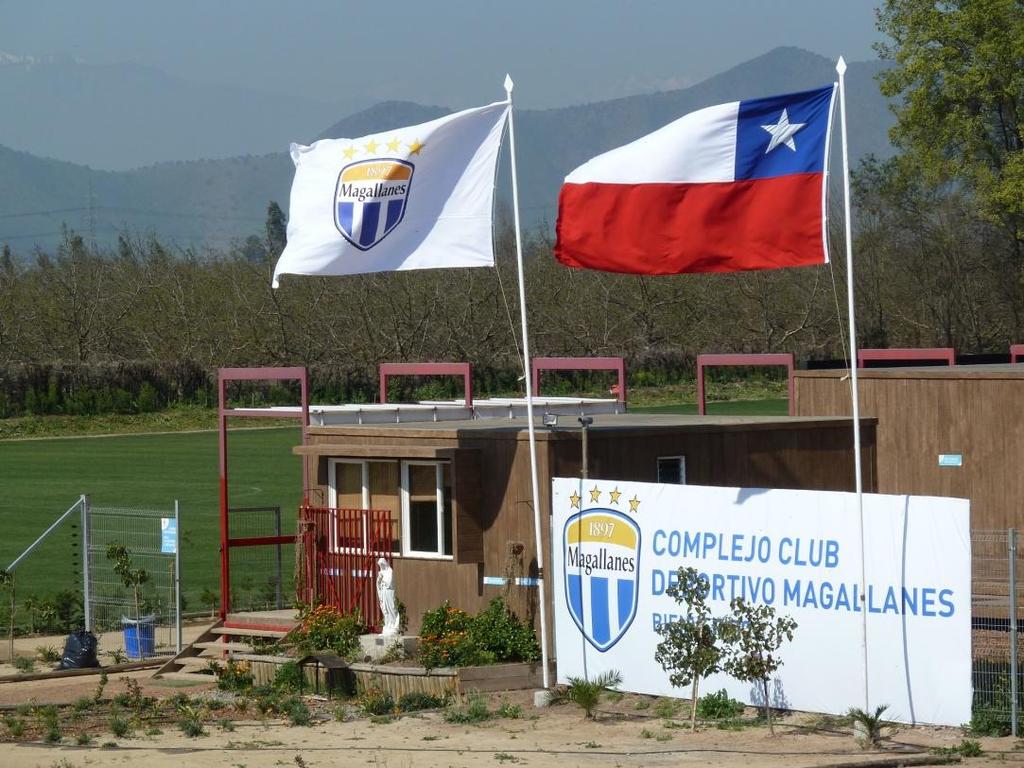 Complejo Club Deportivo Magallanes 4 canchas de pasto natural con medidas reglamentarias.