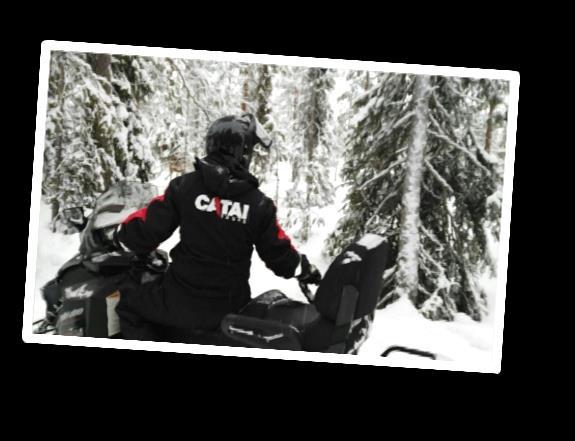 Los niños viajan en el trineo especial que arrastra la moto de nieve del guía. Duración aprox: 3 horas. Distancia en motos de nieve: 20-30 km. Precio por adulto: 125 Niños 4-14 años (incl.