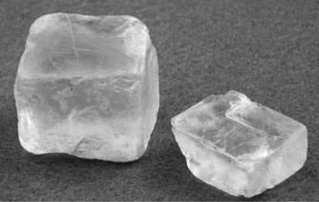 Ejercicio 4 [2 puntos en total] La halita o sal común (NaCl) es un mineral no metálico que proporciona sodio y que se utiliza en la industria alimentaria, química y metalúrgica. 1.