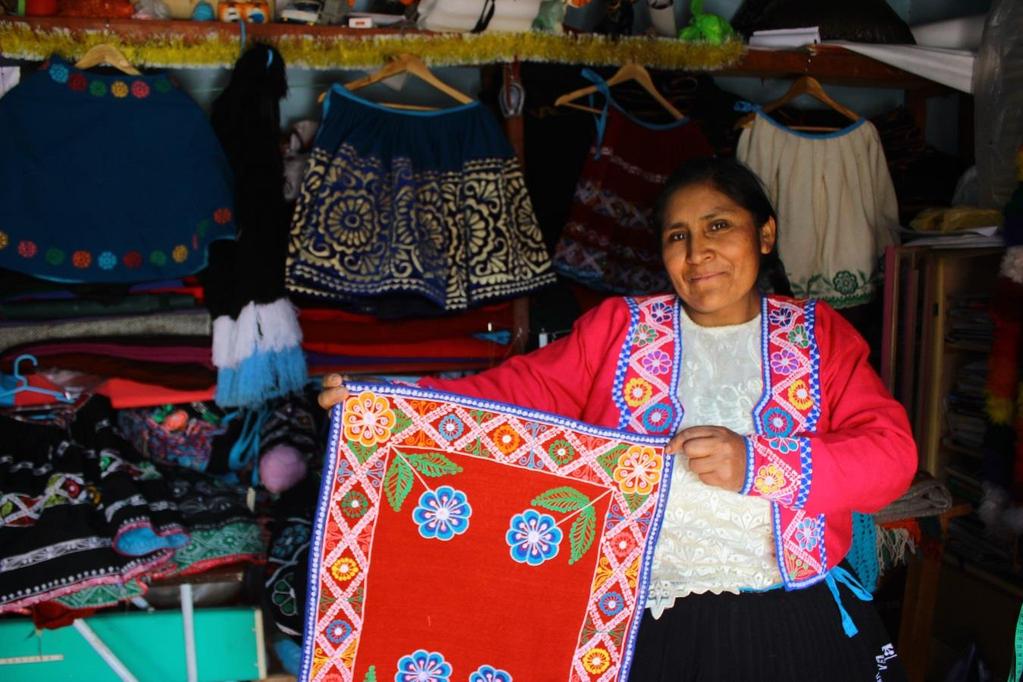 Doris Barrientos: portadora del arte ancestral Doris Barrientos es una digna heredera de la tradición textil de la sierra del Perú. Nos cuenta que desde que tiene uso de razón sabe tejer.