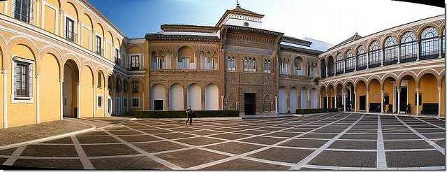 3. El mosaico nazarí. El Alcázar de Sevilla El Alcázar de Sevilla es un recinto fortificado que cumple la doble función de ser palacio y fortaleza de los gobernantes musulmanes.
