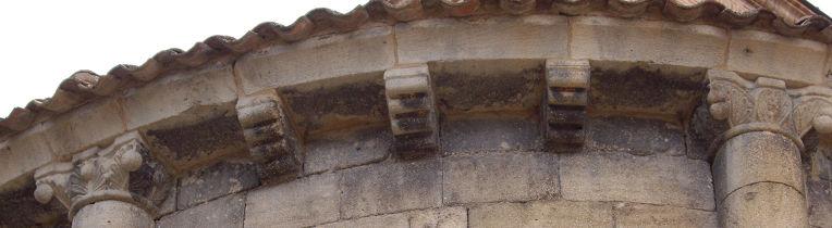 De su pasado románico conserva un ábside semicircular realizado en sillares y separado en dos calles por semi columnas rematadas en capiteles de desiguales proporciones decorados con palmetas y