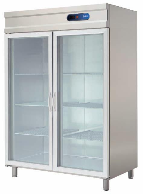 Armarios refrigerados Gastronorm con puerta de cristal Serie GN 2/1 Iluminación interior. Guías de acero inoxidable para la sujeción de estantes.