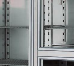 Puertas dotadas de bisagras con sistema de retorno automático y fijación de apertura.