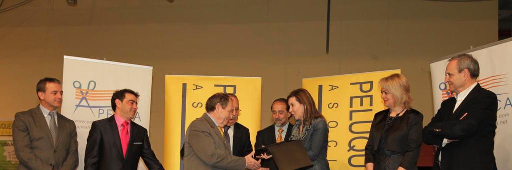 Por otro lado, las Asociaciones de Peluquerías de Caballeros y de Señoras de Alicante han entregado el Premio Capilo a Asociación Española de Imagen