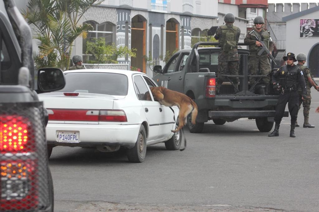 Legión obliga al presunto delincuente a salir del vehículo robado.