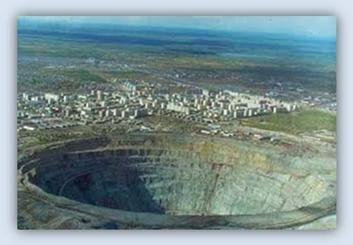 Rusia El hueco más grande hecho por el hombre es el Kola Superdeep Borehole, en Russia. Tiene una profundidad de 12.261 metros o 12.2 Km.