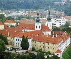 04- PRAGA: HRADCANY Y MALA STRANA / HOLASOVICE / CESKE BUDEJOVICE Desayuno. Salida hacia el Hradcany, el barrio donde se encuentra el Castillo de Praga.