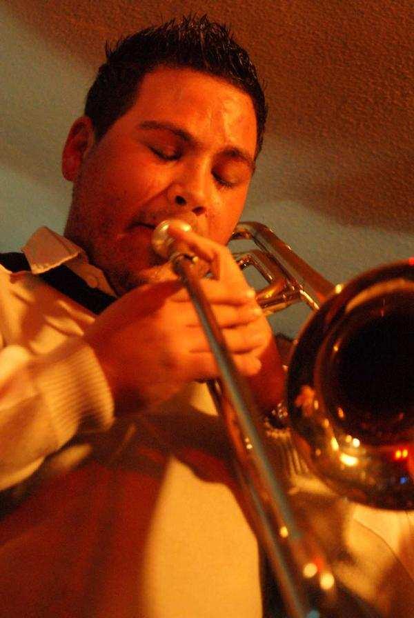 Victor Ojea (Trombón) Nacido en Granada 20-12-1984, se forma como músico, básicamente de forma autodidacta y su iniciación musical fue en bandas de música granadinas.